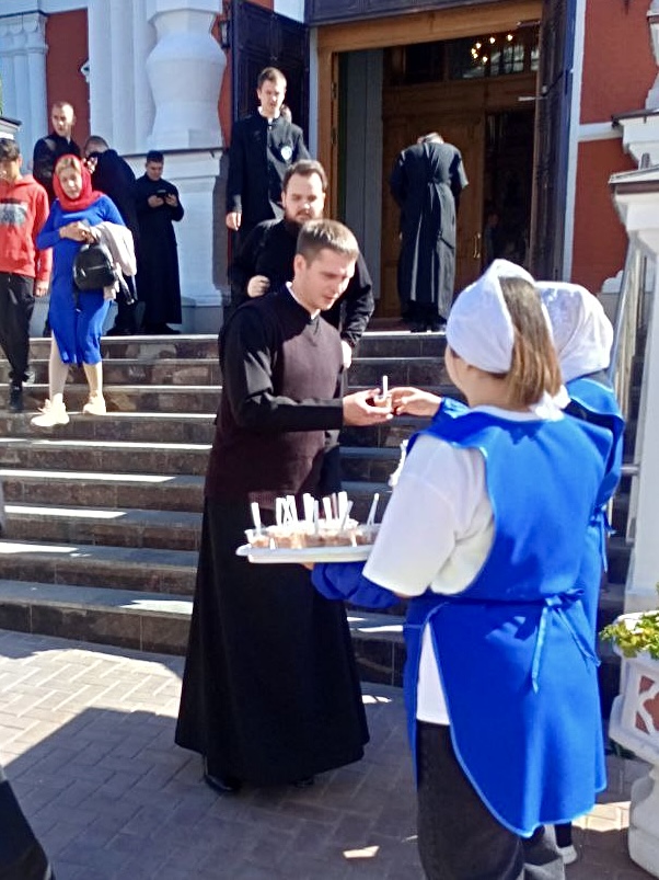 Участие студентов колледжа в дне празднования Саратовских святых в Покровском соборе Фото 4