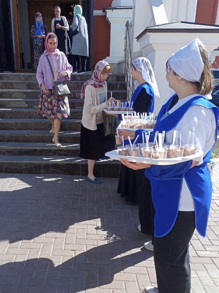 Участие студентов колледжа в дне празднования Саратовских святых в Покровском соборе Фото 5
