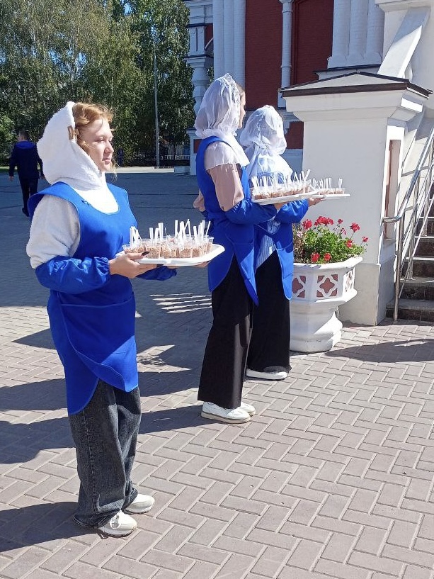 Участие студентов колледжа в дне празднования Саратовских святых в Покровском соборе Фото 6