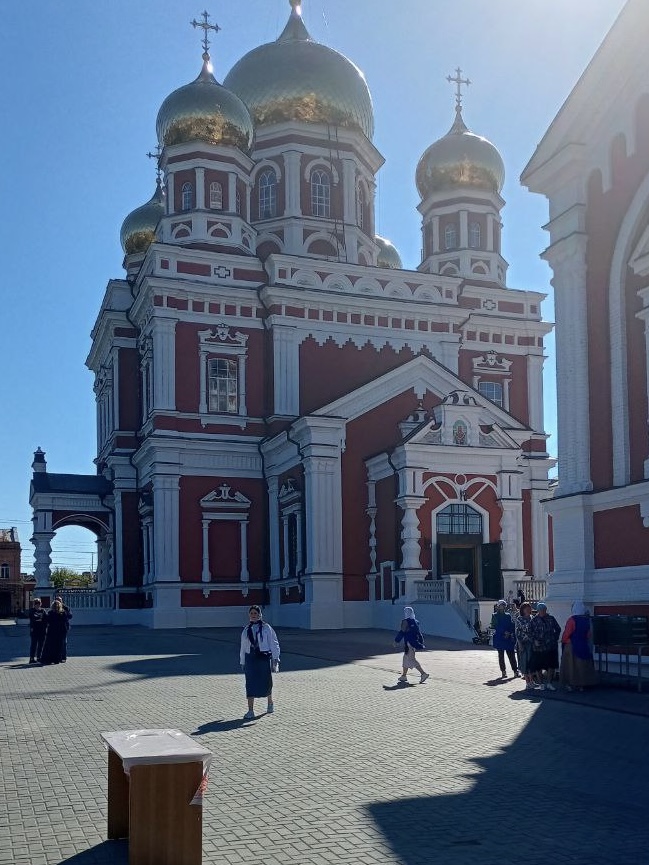 Участие студентов колледжа в дне празднования Саратовских святых в Покровском соборе Фото 7