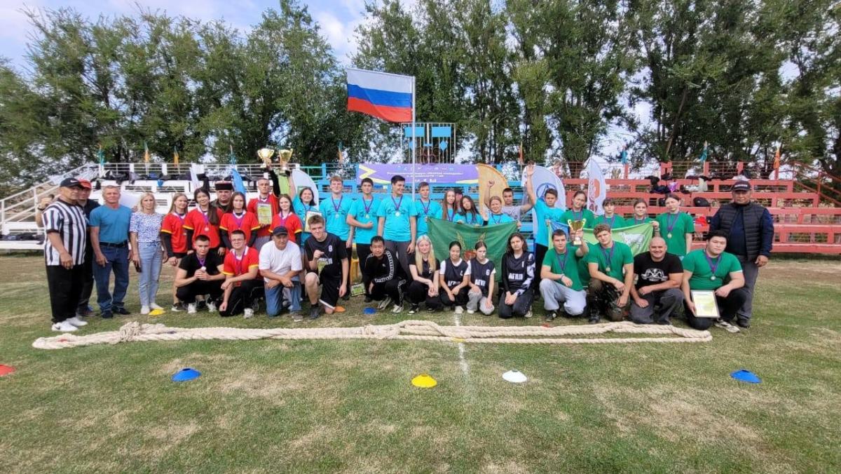 Студенты, члены спортивного клуба "Олимп", участники форума «Казачья молодежь» в Александровогайском районе. Фото 3
