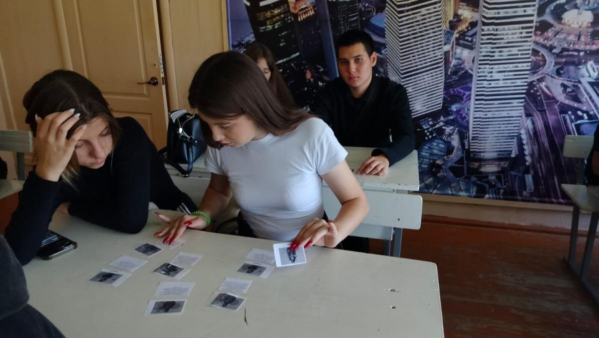 Понедельник в техникуме начался с традиционной линейки, на которой вспомнили о значимых событиях прошлого и Разговоров о важном. Фото 1