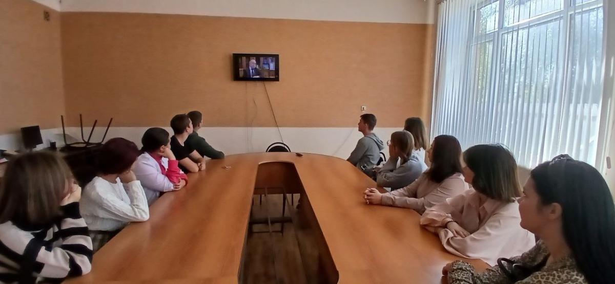 Понедельник в техникуме начался с традиционной линейки, на которой вспомнили о значимых событиях прошлого и Разговоров о важном. Фото 4