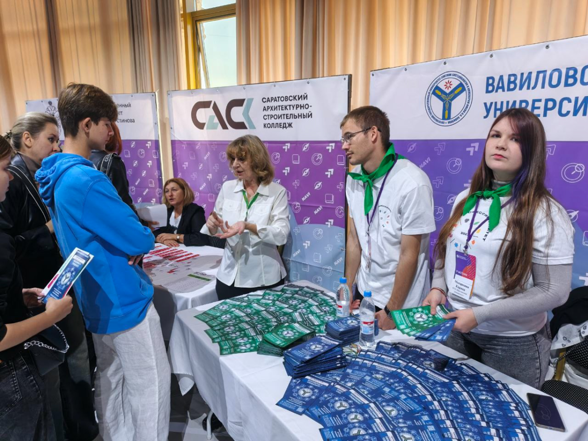 Амбассадоры Профессионалитета приняли участие в образовательной выставке «Навигатор поступления» Фото 1