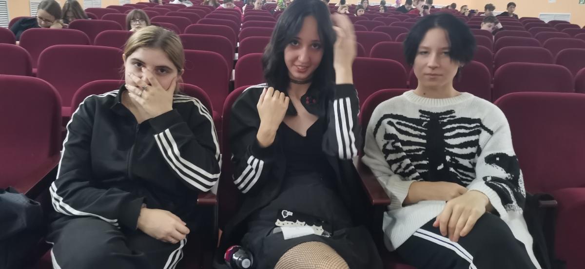 Студенты в кинотеатре им. К.Маркса на премьере киноленты "Август". Фото 1