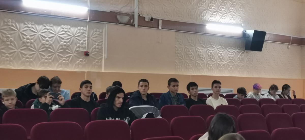 Студенты в кинотеатре им. К.Маркса на премьере киноленты "Август". Фото 2