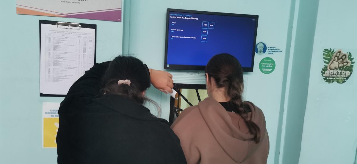 Студенты в кинотеатре им. К.Маркса на премьере киноленты "Август". Фото 3