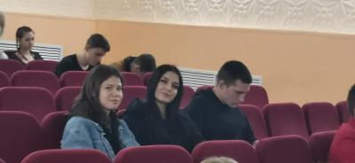 Студенты в кинотеатре им. К.Маркса на премьере киноленты "Август".