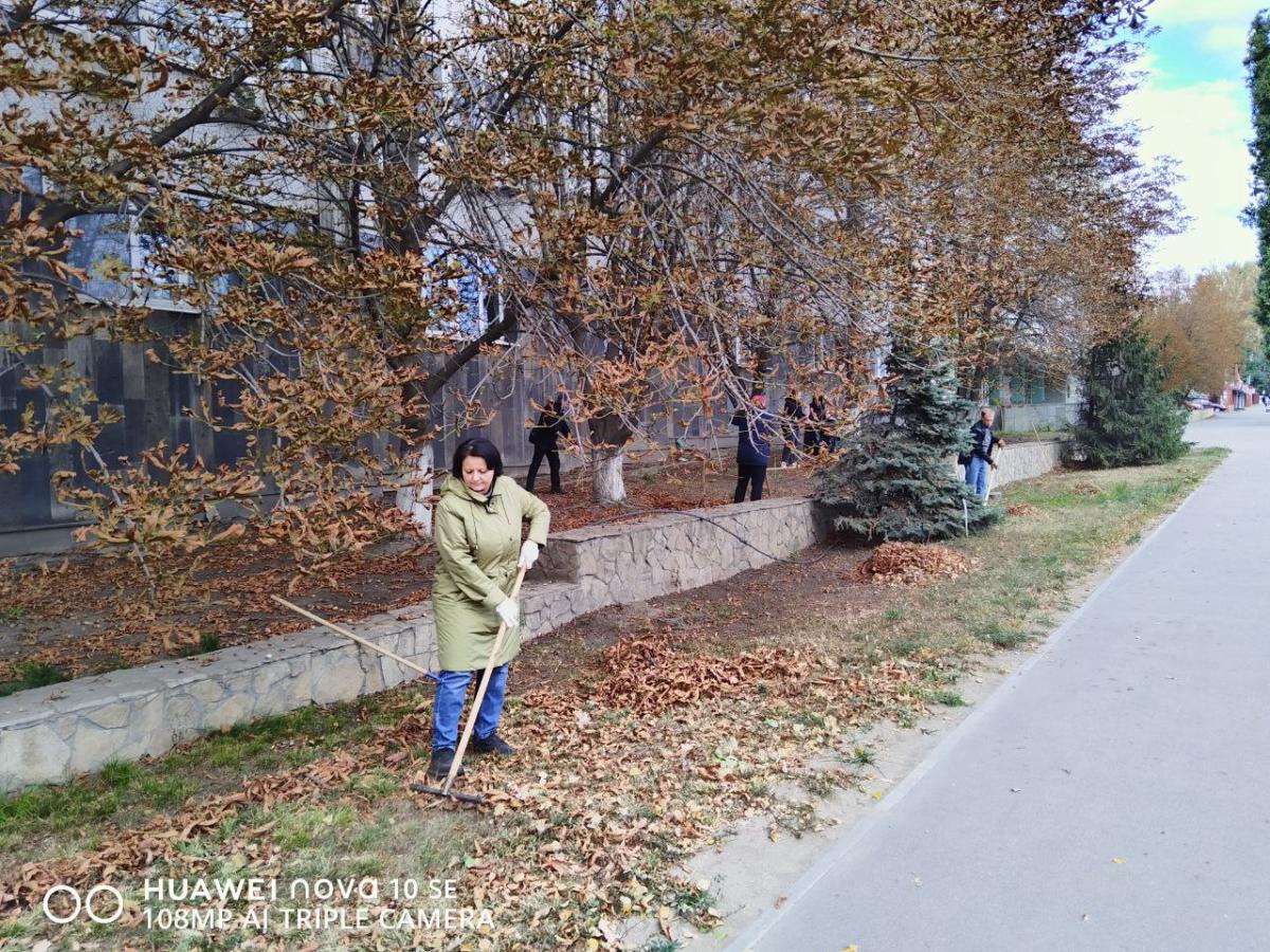 Студенты и сотрудники института биотехнологии приняли участие в общеобластном субботнике Фото 2