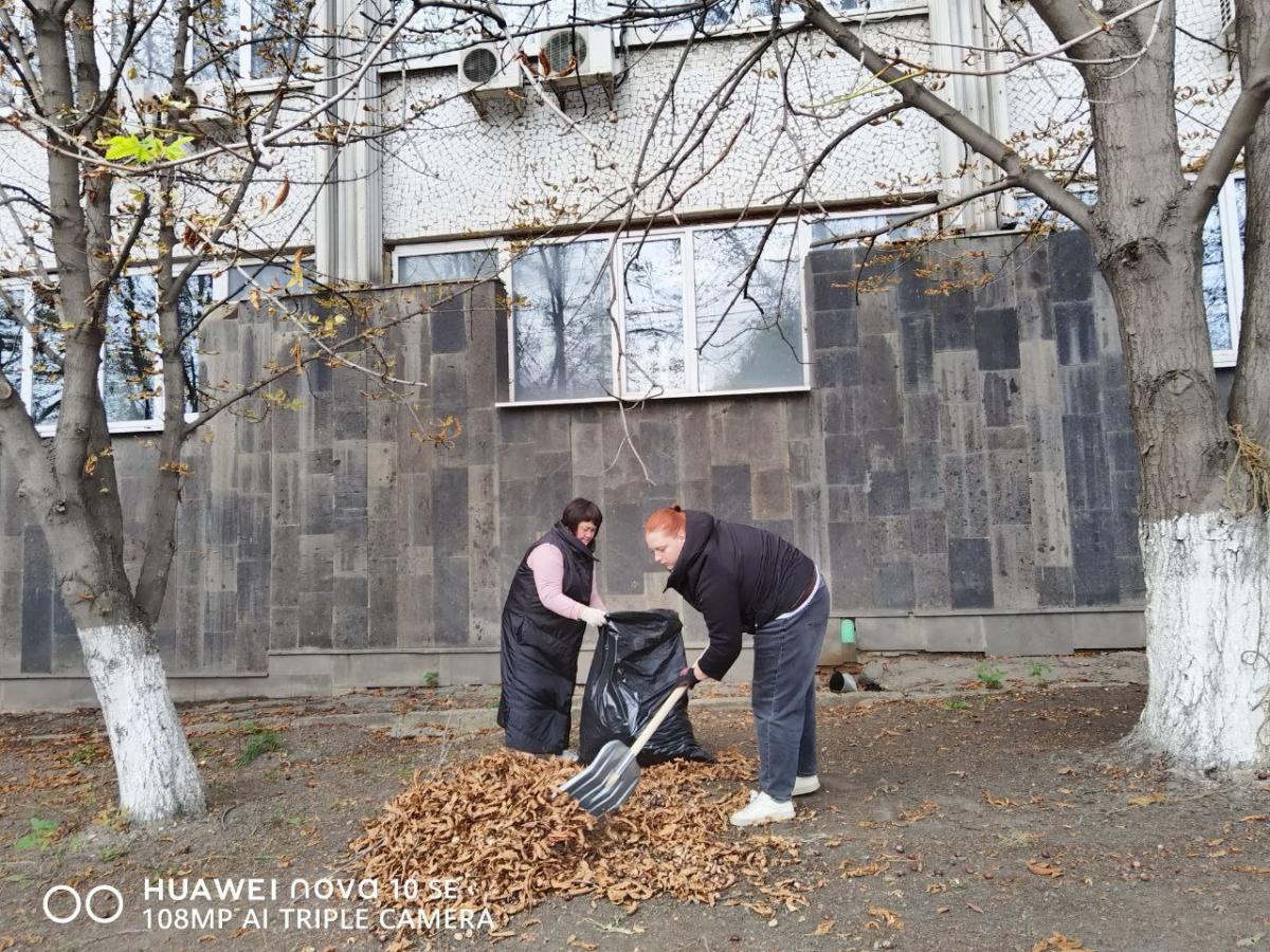 Студенты и сотрудники института биотехнологии приняли участие в общеобластном субботнике Фото 3