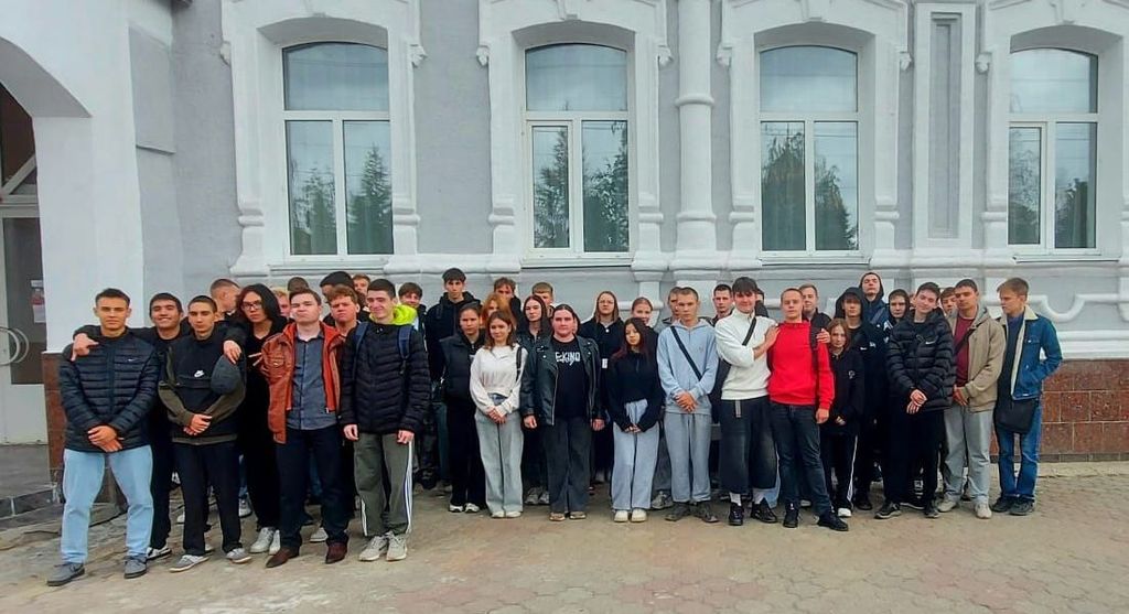Обучающиеся Пугачевского филиала посетили выездной кинозал областного киновидеоцентра Фото 1