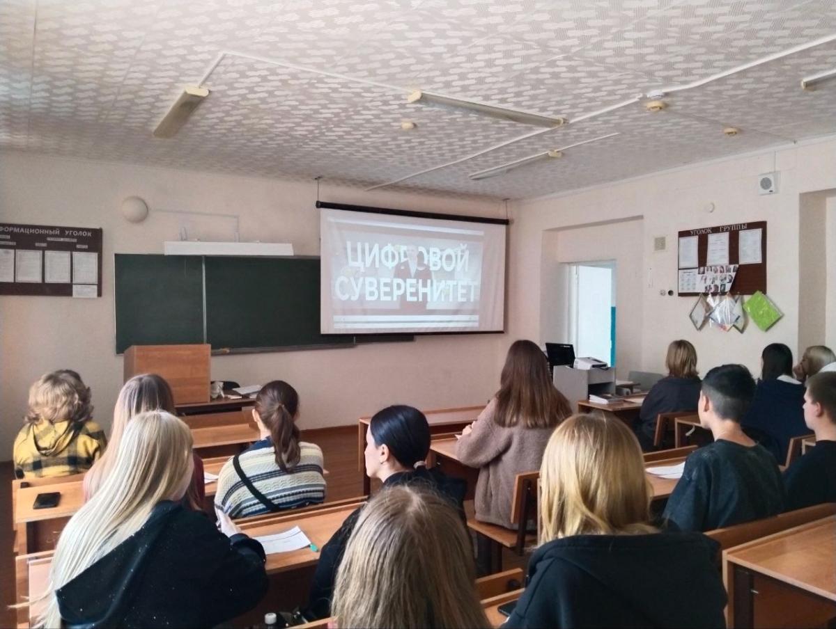 Понедельник  в техникуме начался с линейки и "Разговоров о важном". Фото 4