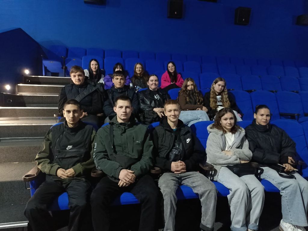 Обучающиеся Пугачевского филиала  в кинотеатре на премьере киноленты «Август» Фото 2