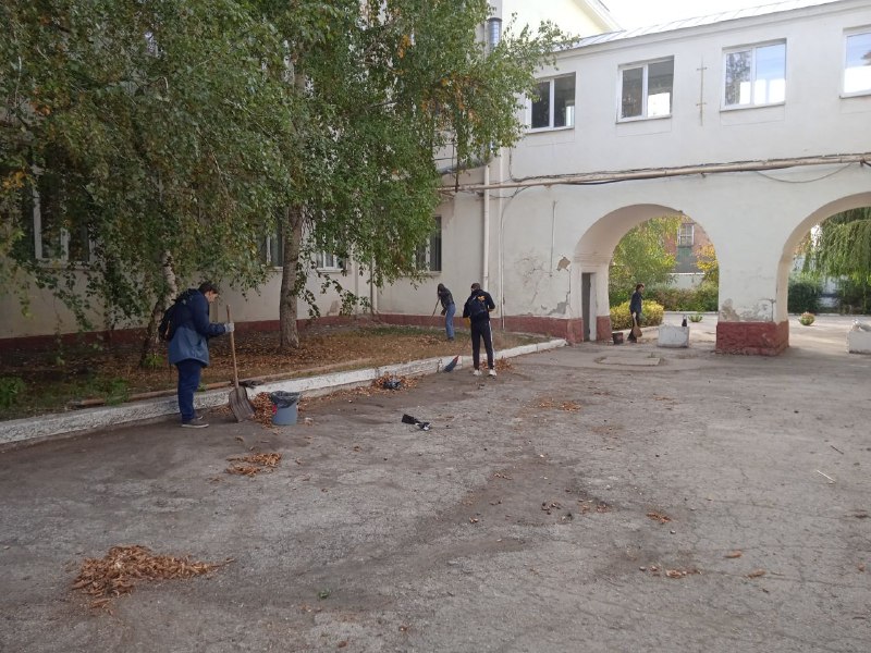Студенты и преподаватели ИВМиФ приняли участие в общегородском субботнике Фото 3