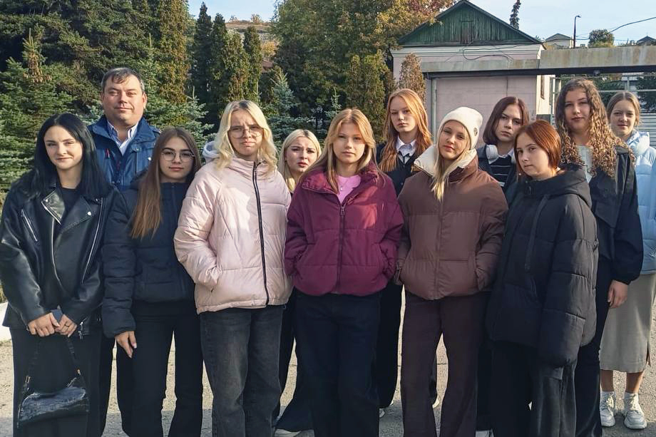 Участники профильной смены Центра «Галактика 64» посетили с экскурсией УНПК «Агроцентр»