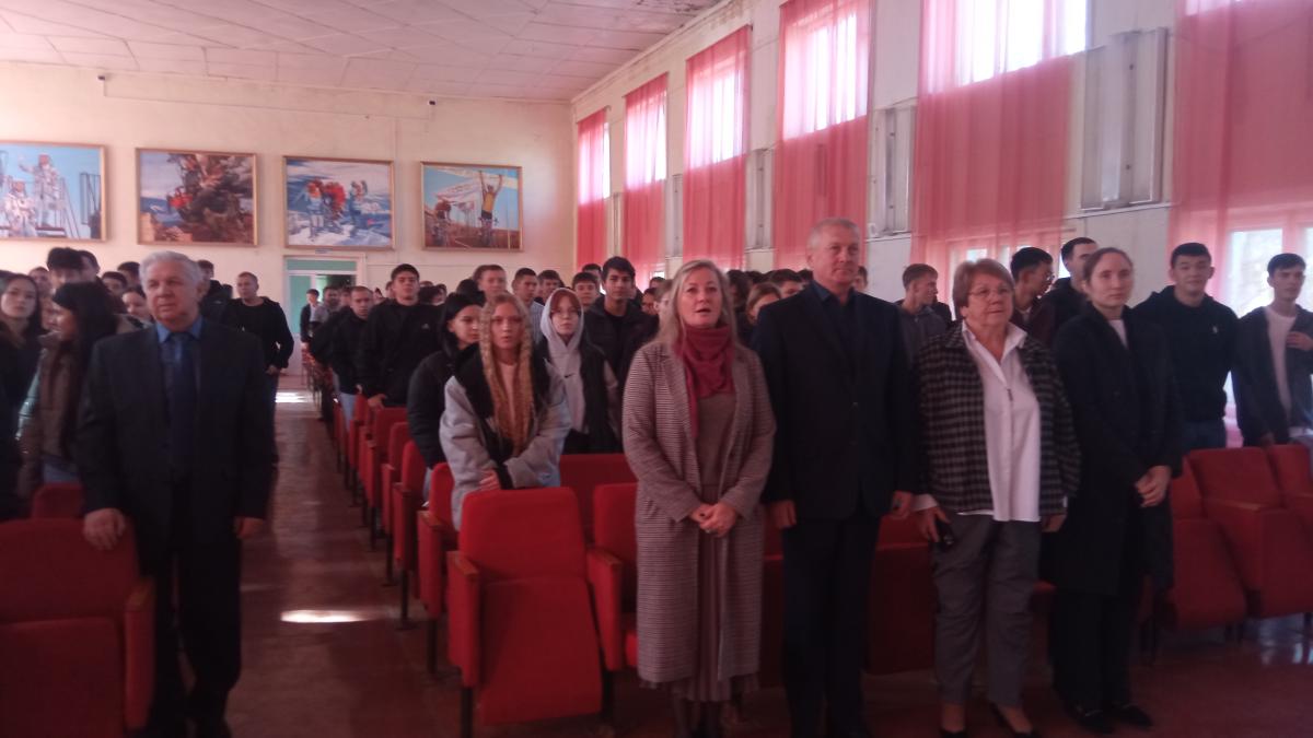 В Марксовском сельскохозяйственном техникуме отметили День учителя праздничным концертом Фото 3