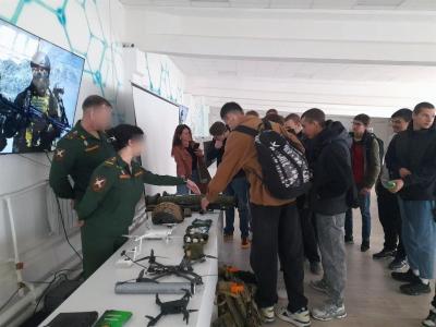 Студентам рассказали о контрактной службе в Вооружённых Силах РФ