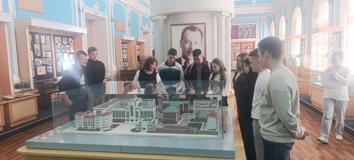 Студенты группа Б-ТБ-101 в рамках кураторского часа посетили Музей истории Вавиловского университета. Фото 6 Студенты группа Б-ТБ-101 в рамках кураторского часа посетили Музей истории Вавиловского университета. Фото 6