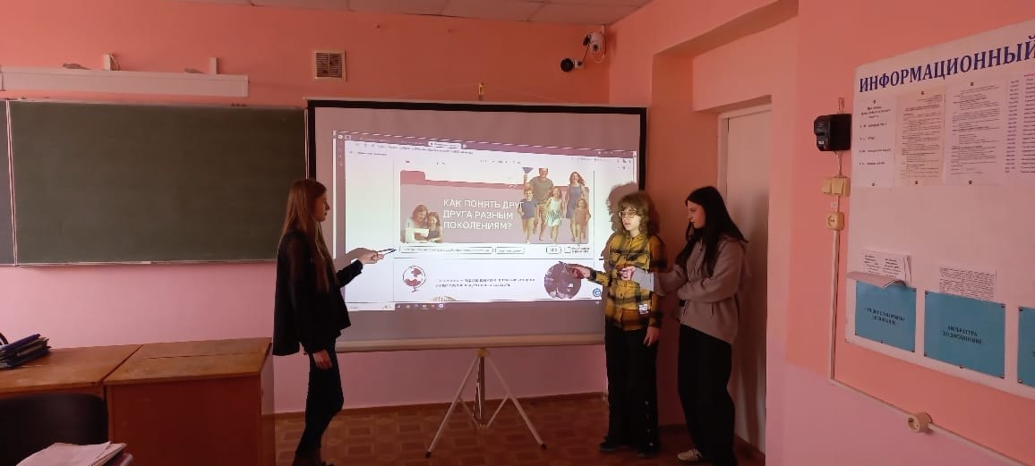 13 октября, после традиционной линейки, в техникуме прошли "Разговоры о важном" Фото 1