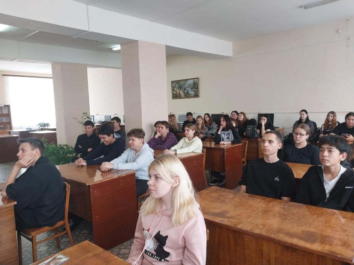 13 октября, после традиционной линейки, в техникуме прошли "Разговоры о важном" Фото 4