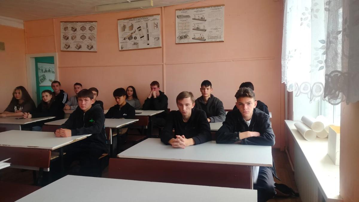 13 октября, после традиционной линейки, в техникуме прошли "Разговоры о важном" Фото 5