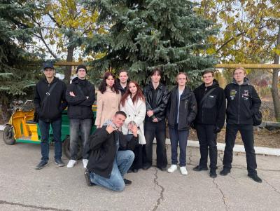 Первокурсники посадили дерево в Корольковом саду