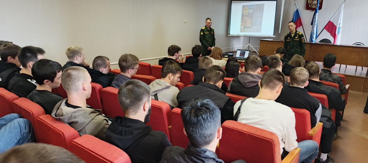 Встреча студентов выпускных групп с курсантами Саратовского высшего артиллерийского командного училища (СВАКУ) Кутянским Д.Р. и Тимченко Д.В. Фото 1