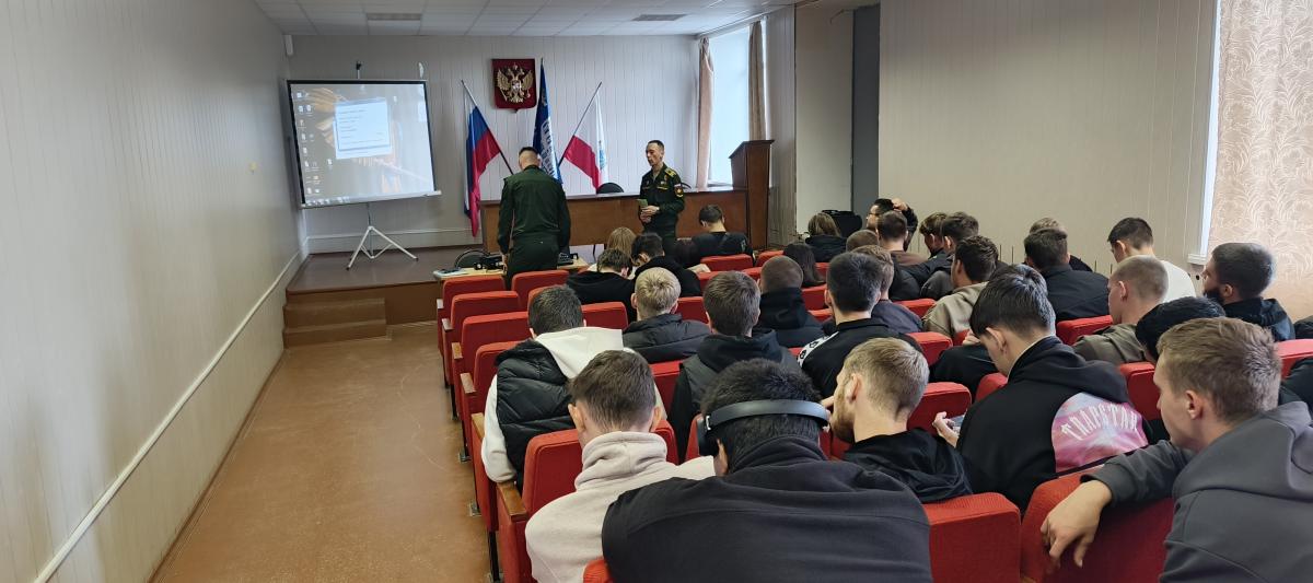Встреча студентов выпускных групп с курсантами Саратовского высшего артиллерийского командного училища (СВАКУ) Кутянским Д.Р. и Тимченко Д.В. Фото 2