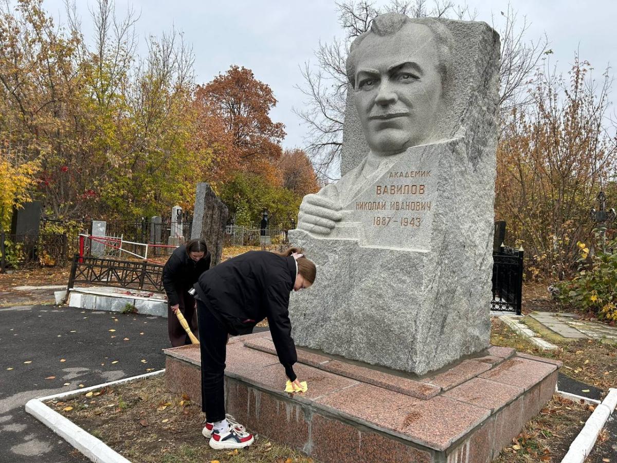 Уборка памятника Н.И. Вавилова Фото 1