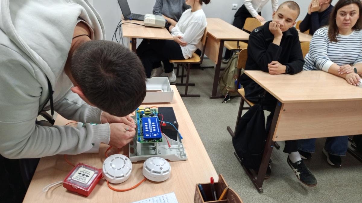 Профориентационная работа кафедры  «Техносферная безопасность и транспортно-технологические машины» с учащимися школ г. Петровск Фото 2 Профориентационная работа кафедры  «Техносферная безопасность и транспортно-технологические машины» с учащимися школ г. Петровск Фото 2