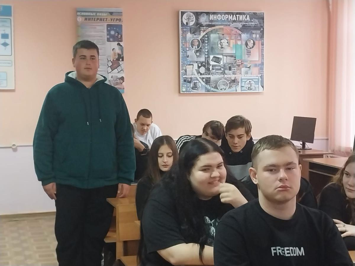 Понедельник , 20 октября , начался в техникуме с линейки и "Разговоров о важном". Фото 3
