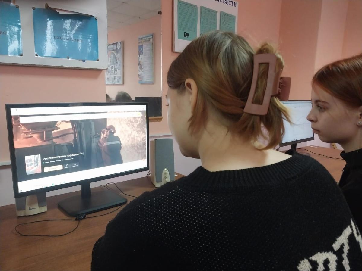 Понедельник , 20 октября , начался в техникуме с линейки и "Разговоров о важном". Фото 4