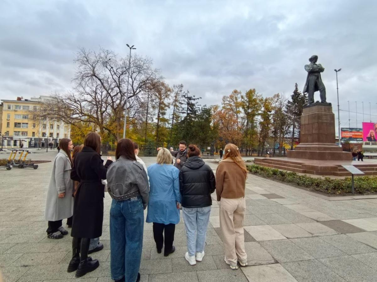Студенты познакомились с историческим центром Саратова Фото 3 Студенты познакомились с историческим центром Саратова Фото 3