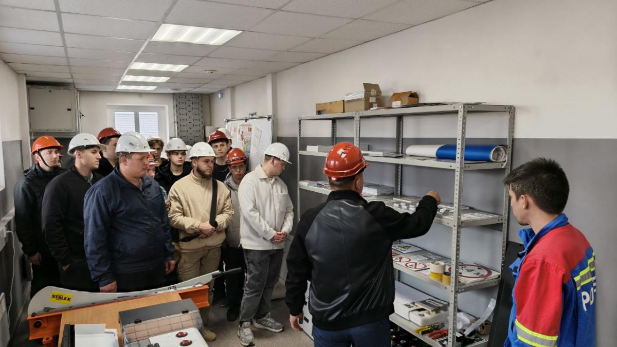 Студенты-энергетики посетили с экскурсией Краснокутский РЭС  ПАО «Россети Волга» Фото 6 Студенты-энергетики посетили с экскурсией Краснокутский РЭС  ПАО «Россети Волга» Фото 6