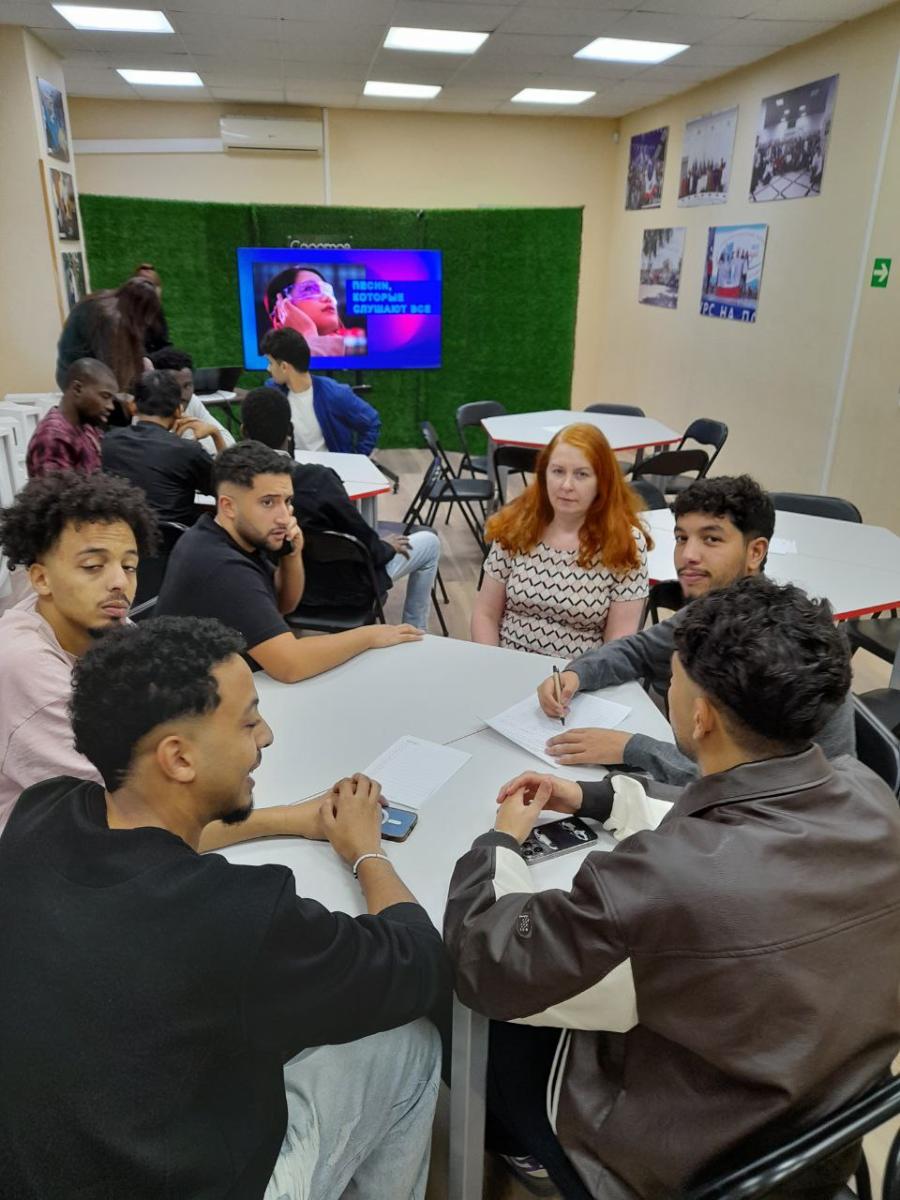 Участие иностранных студентов Вавиловского университета в музыкальном квизе в Международном клубе дружбы Саратовской области