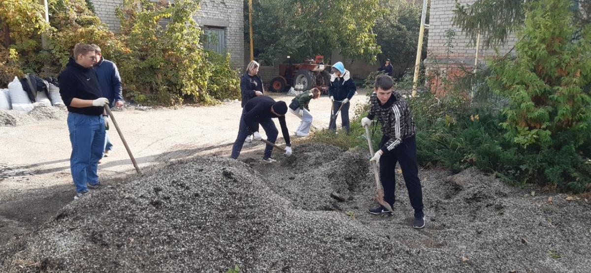 Городской субботник в УНПК «Агроцентр» Фото 4