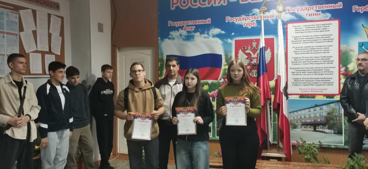 Неделя началась с торжественной линейки, подведением итогов за прошлую неделю и Разговоров о важном. Фото 1 Неделя началась с торжественной линейки, подведением итогов за прошлую неделю и Разговоров о важном. Фото 1