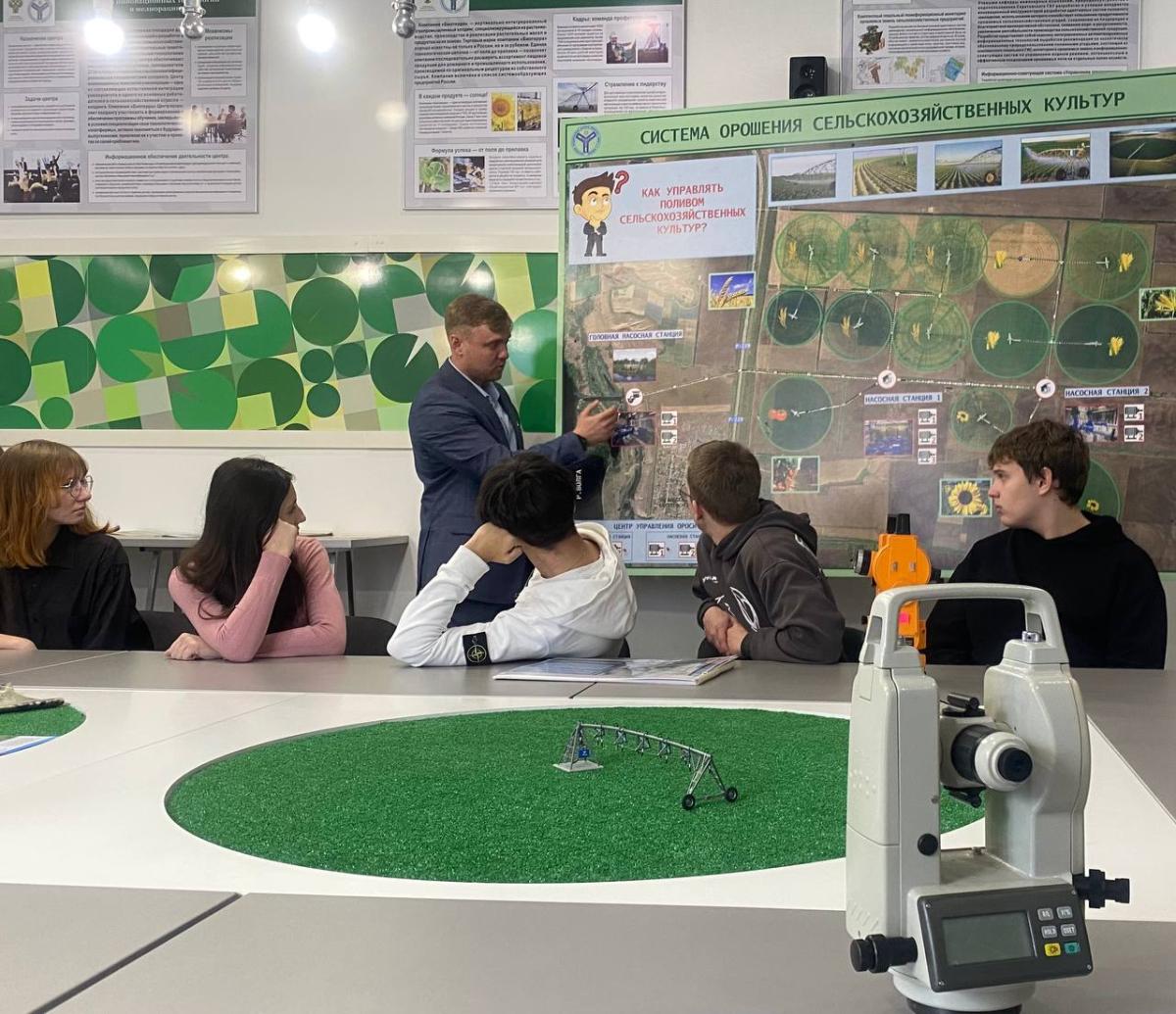 Саратовские школьники посетили Вавиловский университет с экскурсией Фото 6 Саратовские школьники посетили Вавиловский университет с экскурсией Фото 6