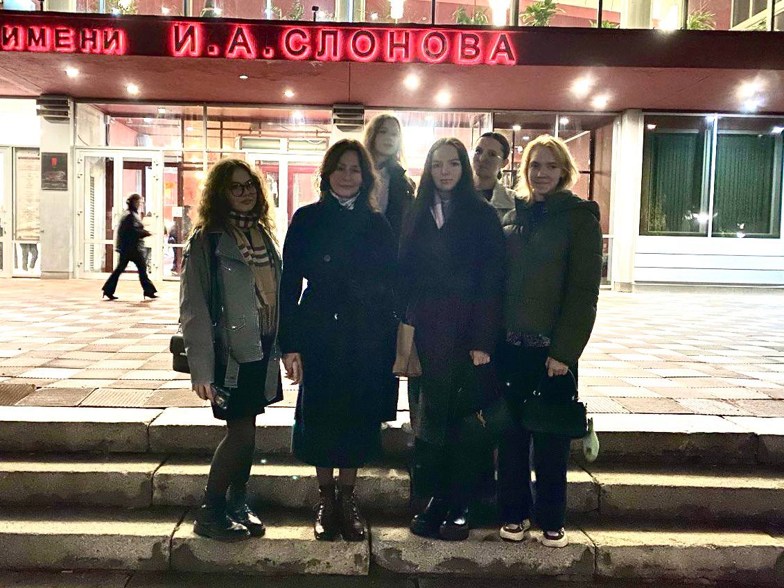 Посещение театра драмы имени А.И. Слонова Фото 1