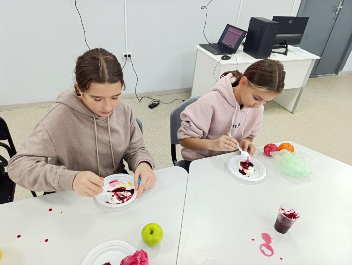 Подготовка будущих специалистов по управлению качеством: школьники раскрывают тайны натуральных красителей Фото 3