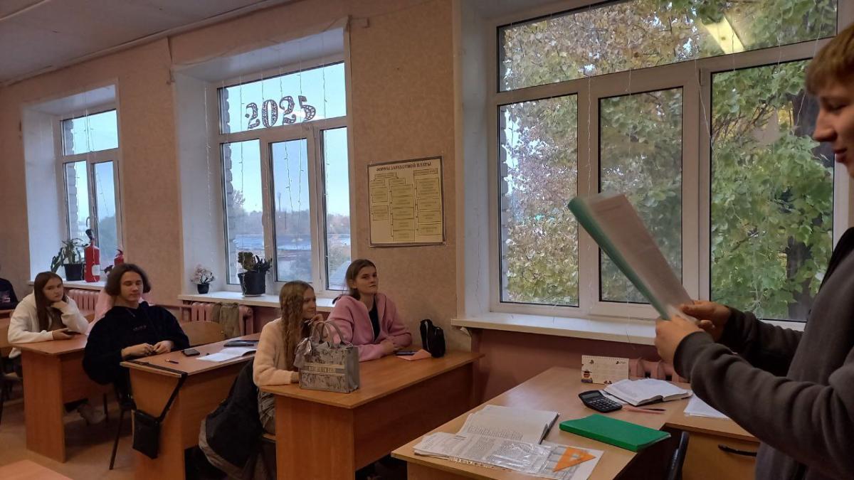 Информационный классный час в группе ИС-18201 посвященный 100-летию Марксовского техникума