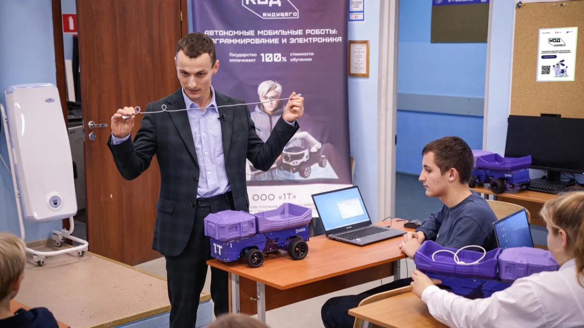 Заведующий кафедрой провëл открытый урок в рамках проекта "Код Будущего" Фото 1 Заведующий кафедрой провëл открытый урок в рамках проекта "Код Будущего" Фото 1
