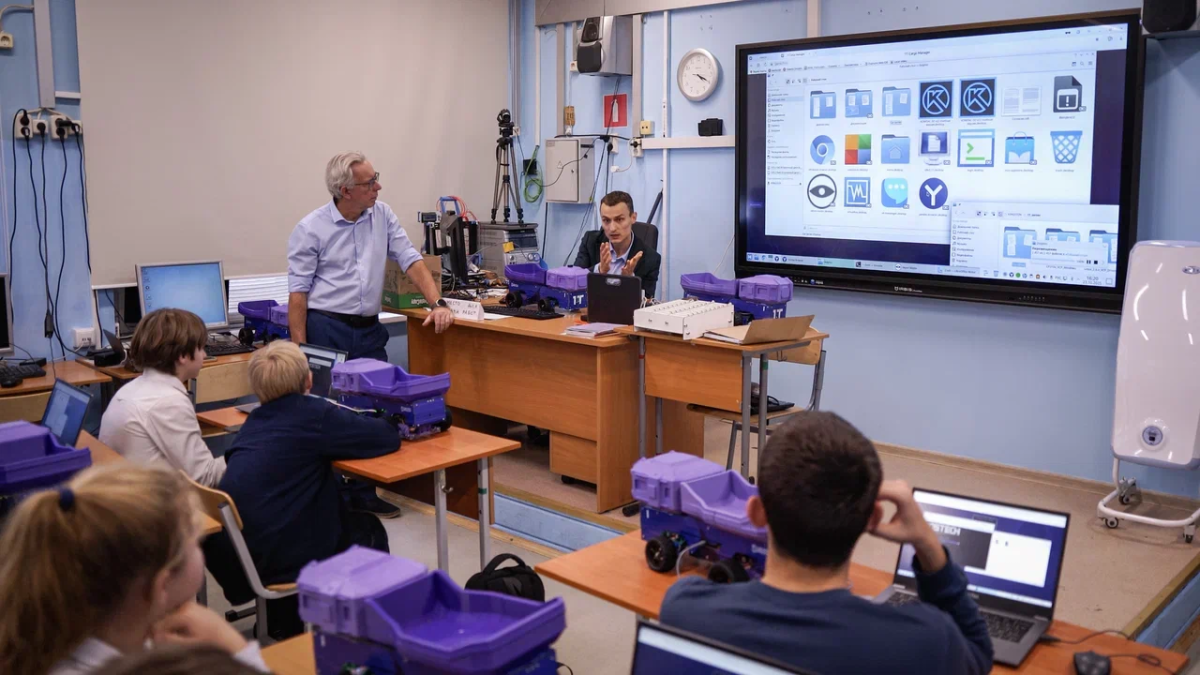 Заведующий кафедрой провëл открытый урок в рамках проекта "Код Будущего" Фото 7 Заведующий кафедрой провëл открытый урок в рамках проекта "Код Будущего" Фото 7