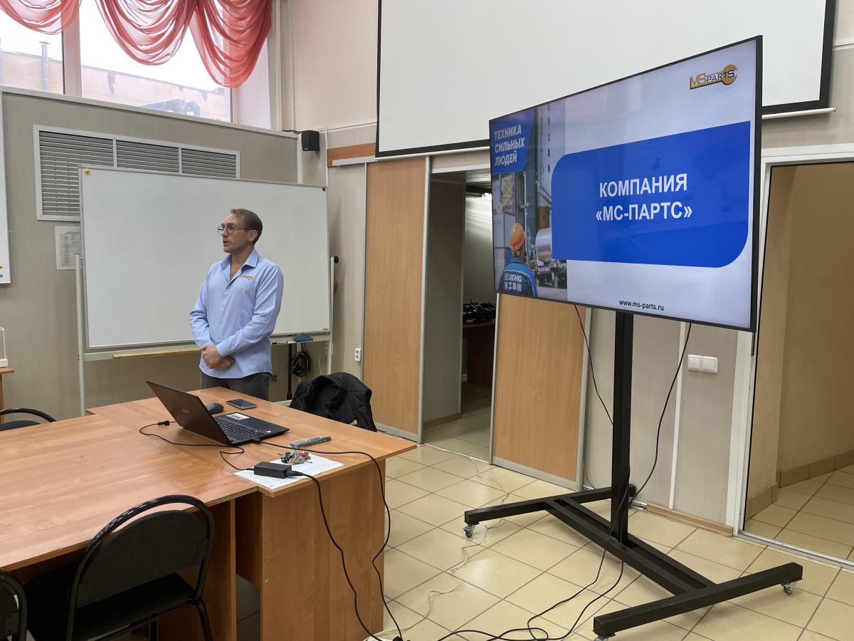 Встреча студентов Вавиловского университета с представителем бизнеса специализированной техники XCMG Фото 1