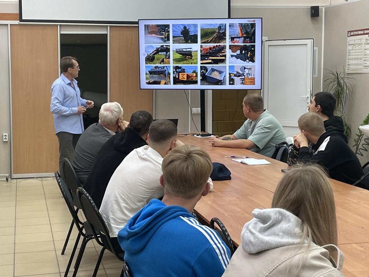 Встреча студентов Вавиловского университета с представителем бизнеса специализированной техники XCMG Фото 5