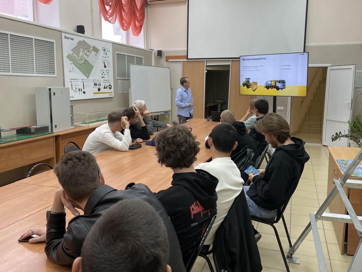 Встреча студентов Вавиловского университета с представителем бизнеса специализированной техники XCMG Фото 6