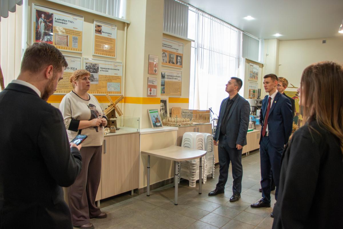 Вавиловский университет посетила делегация Молодежного парламента ЛНР Фото 1 Вавиловский университет посетила делегация Молодежного парламента ЛНР Фото 1