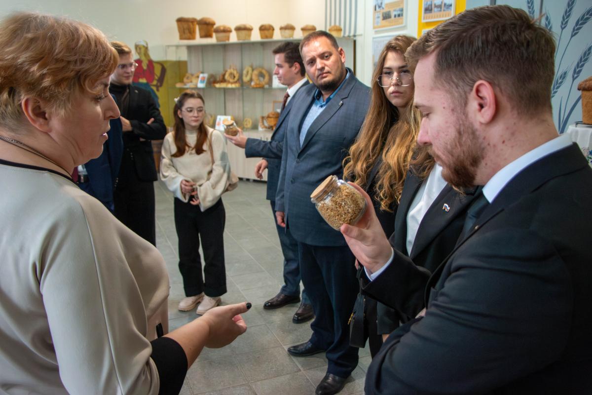 Вавиловский университет посетила делегация Молодежного парламента ЛНР Фото 3 Вавиловский университет посетила делегация Молодежного парламента ЛНР Фото 3