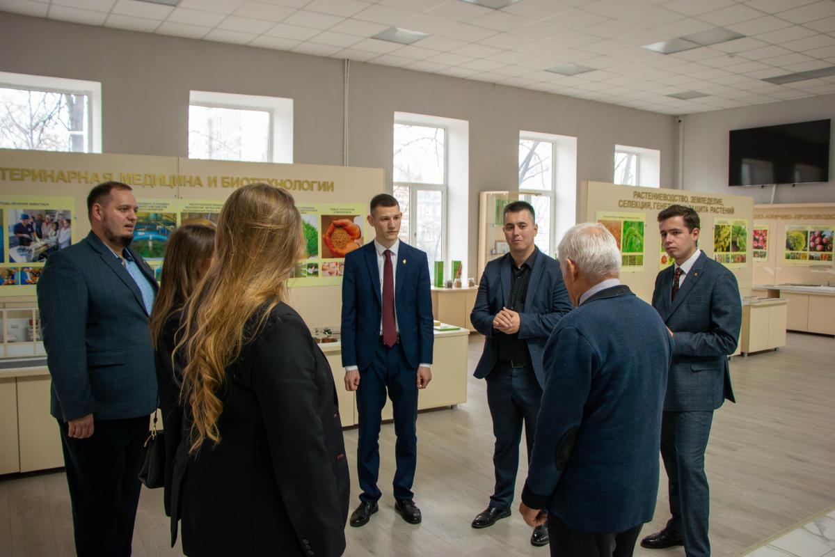 Вавиловский университет посетила делегация Молодежного парламента ЛНР Фото 4 Вавиловский университет посетила делегация Молодежного парламента ЛНР Фото 4