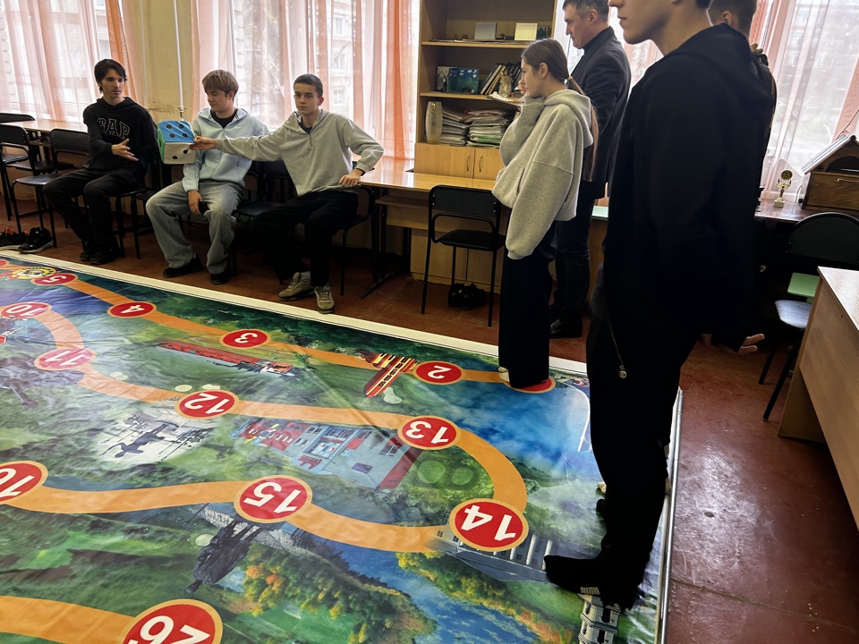 Напольная игра под названием "28 шагов от Баронска до Маркса" Фото 1